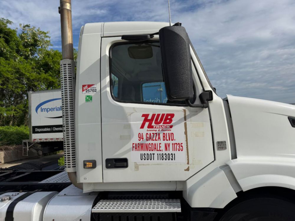 2015 Volvo VNL64T Tandem Axle Day Cab