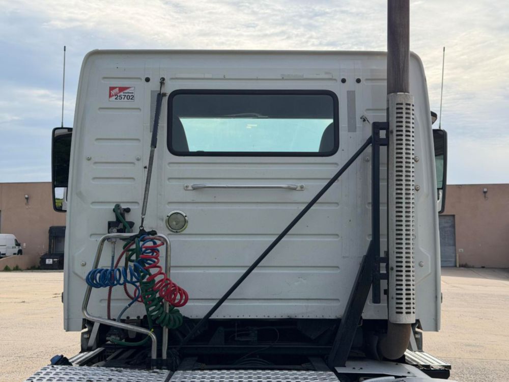 2015 Volvo VNL64T Tandem Axle Day Cab