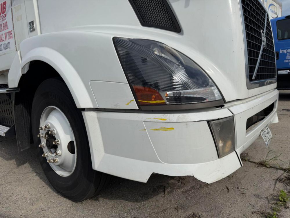2015 Volvo VNL64T Tandem Axle Day Cab