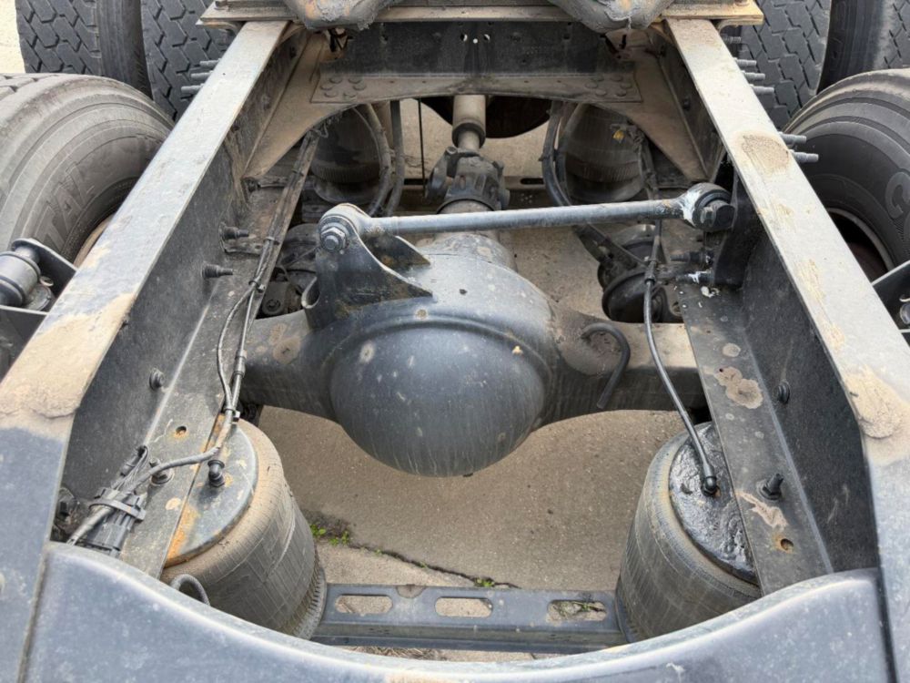 2015 Volvo VNL64T Tandem Axle Day Cab