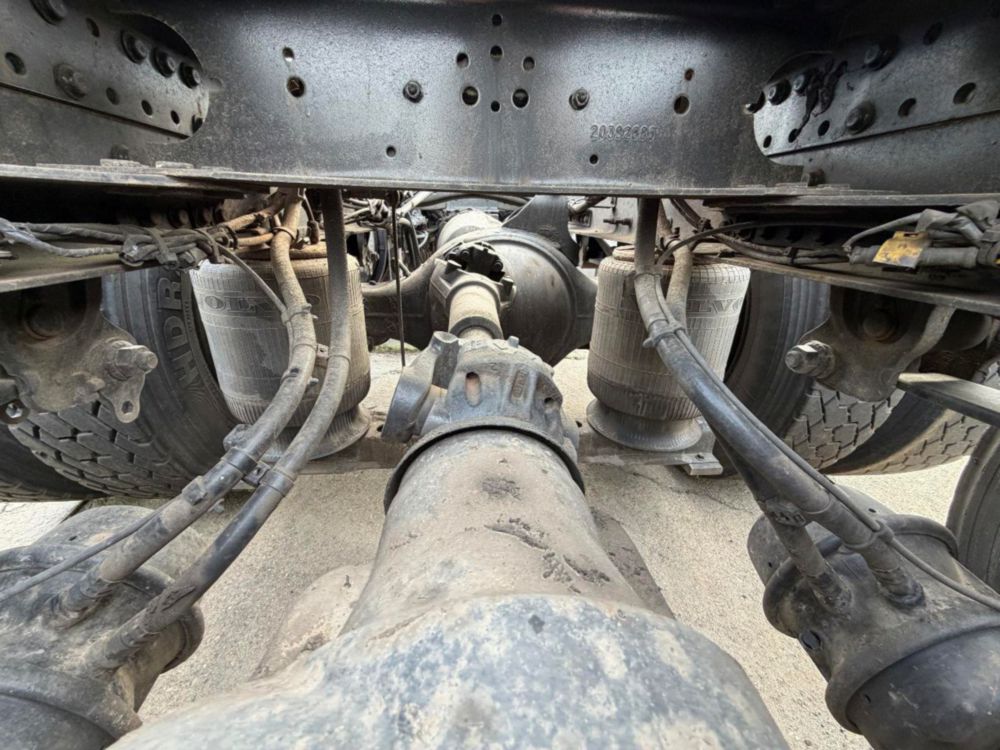2015 Volvo VNL64T Tandem Axle Day Cab
