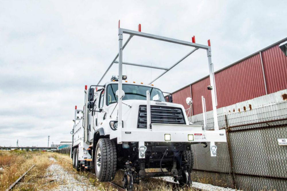 Heavy-Duty 91,135 ft-lb Articulating 33,001 lbs Hi-Rail Section Truck