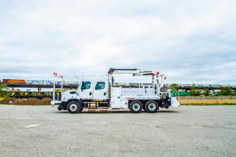 Heavy-Duty 91,135 ft-lb Articulating 33,001 lbs Hi-Rail Section Truck