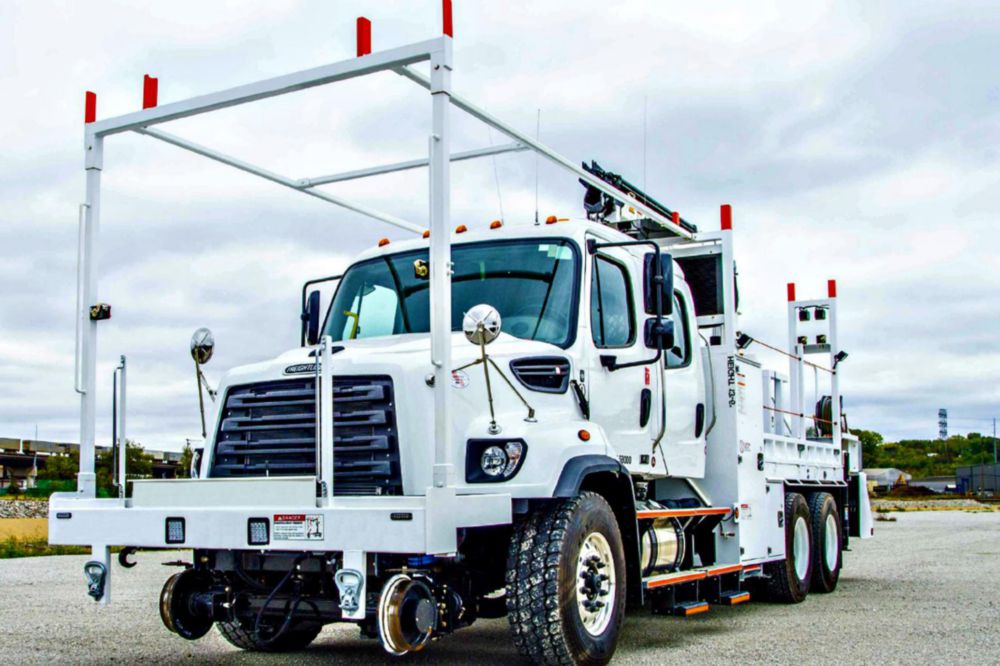 Heavy-Duty 91,135 ft-lb Articulating 33,001 lbs Hi-Rail Section Truck