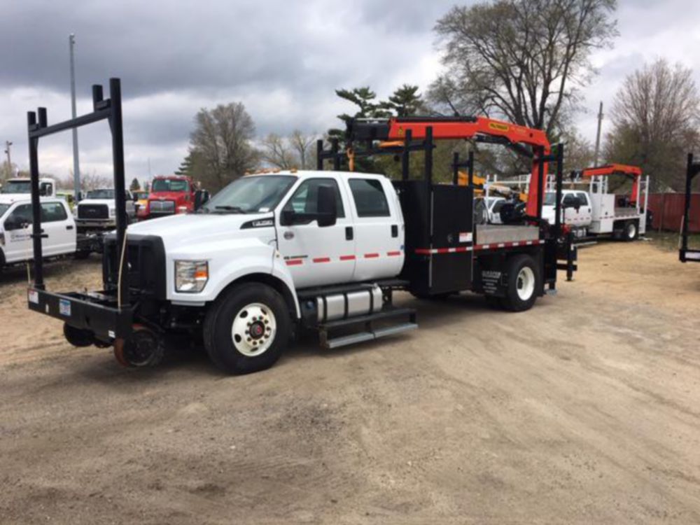 Medium-Duty 71,698 ft-lb Articulating 26,001 lbs Hi-Rail Section Truck