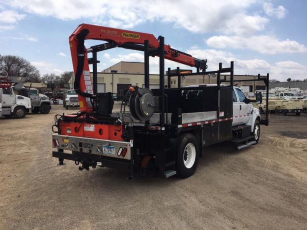 Medium-Duty 71,698 ft-lb Articulating 26,001 lbs Hi-Rail Section Truck