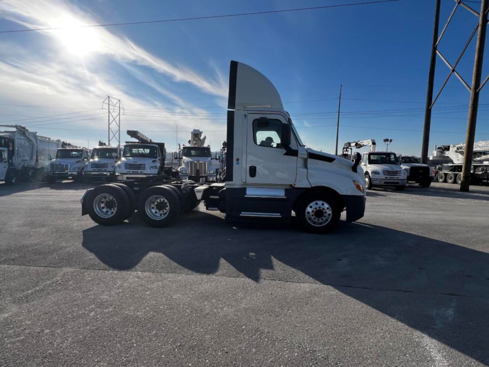 2019 Freightliner Cascadia Tandem Day Cab Tractor