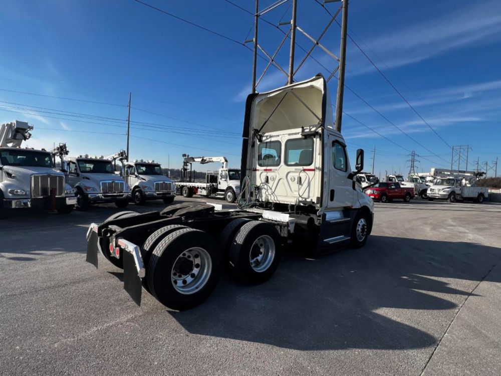2019 Freightliner Cascadia Tandem Day Cab Tractor