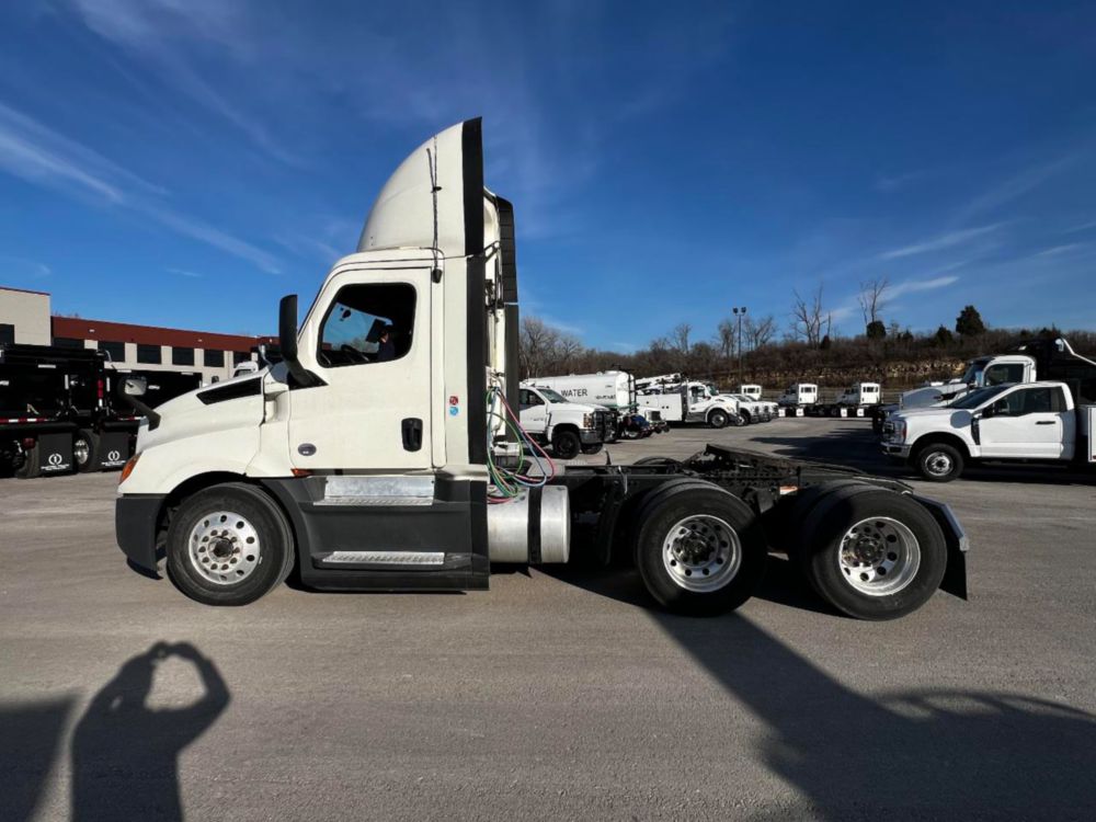 2019 Freightliner Cascadia Tandem Day Cab Tractor