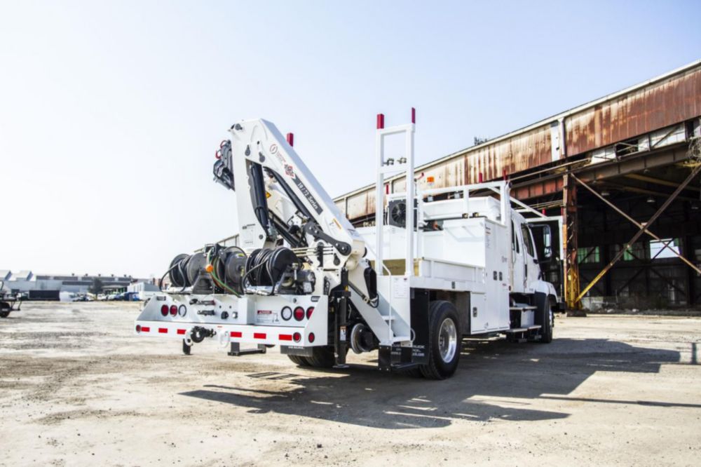 Medium-Duty 71,698 ft-lb Articulating 26,001 lbs Hi-Rail Section Truck