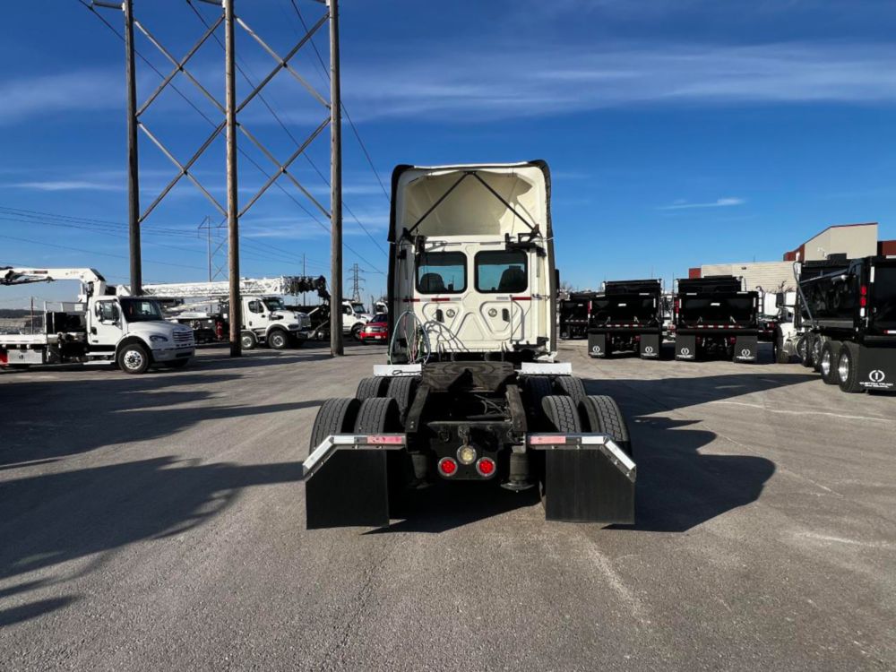2019 Freightliner Cascadia Tandem Day Cab Tractor