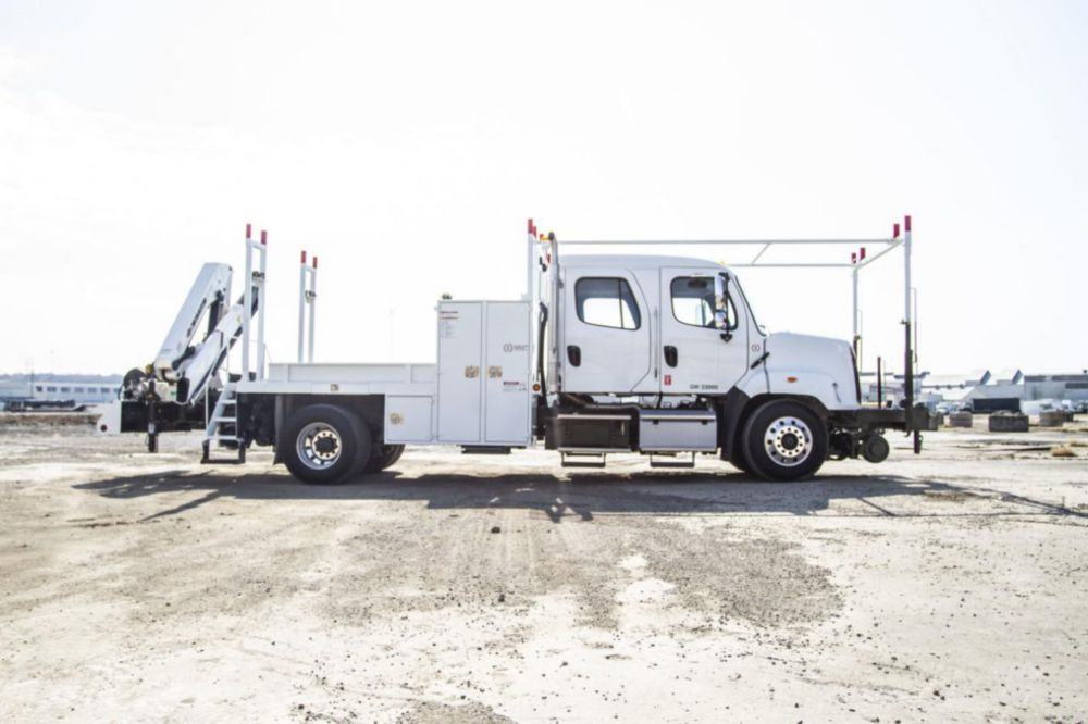 Medium-Duty 71,698 ft-lb Articulating 26,001 lbs Hi-Rail Section Truck