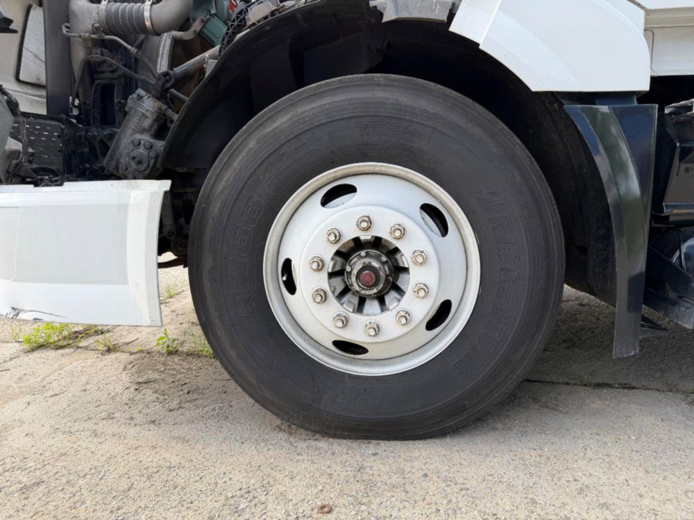 2015 Volvo VNL64T Tandem Axle Day Cab