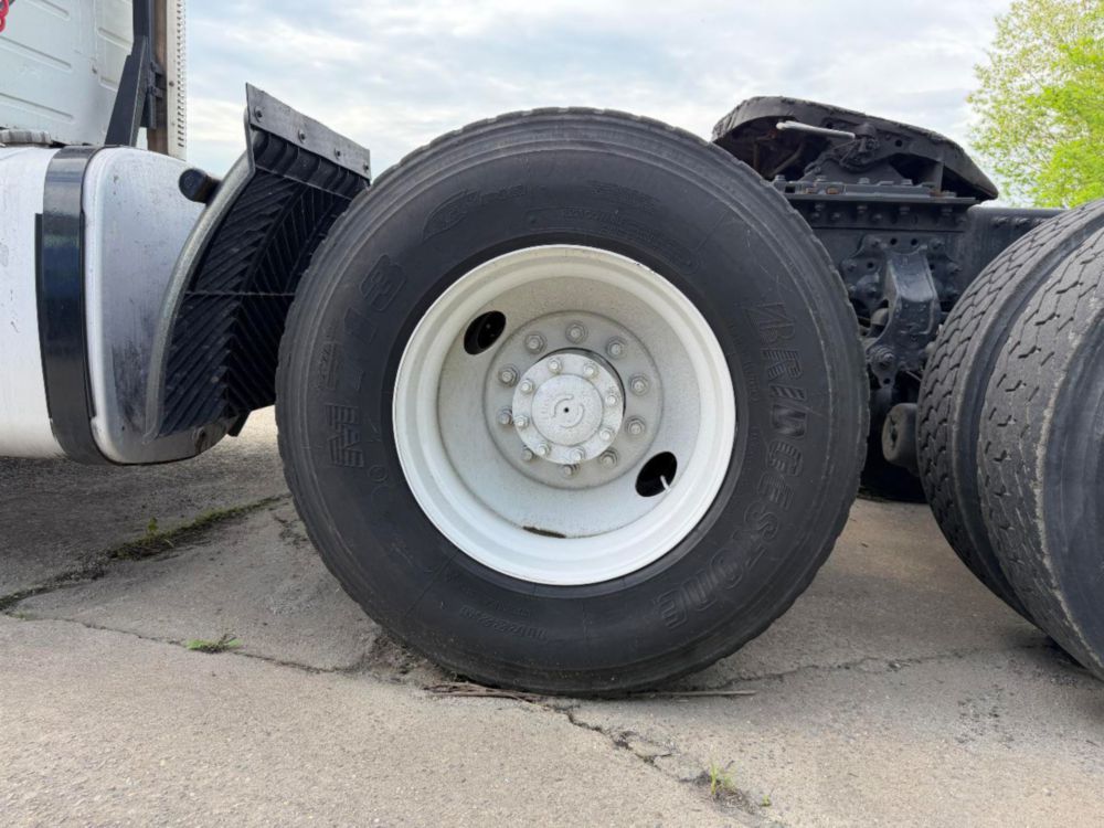 2015 Volvo VNL64T Tandem Axle Day Cab