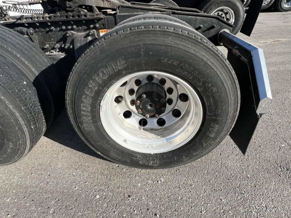 2019 Freightliner Cascadia Tandem Day Cab Tractor