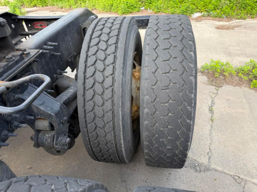 2015 Volvo VNL64T Tandem Axle Day Cab