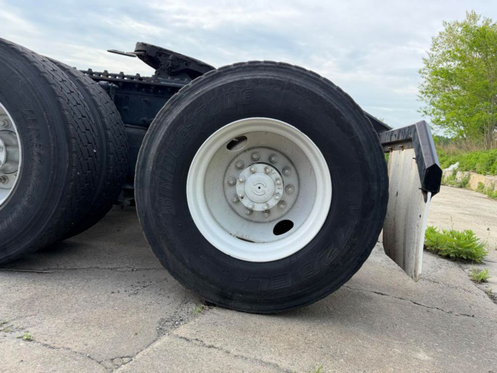 2015 Volvo VNL64T Tandem Axle Day Cab