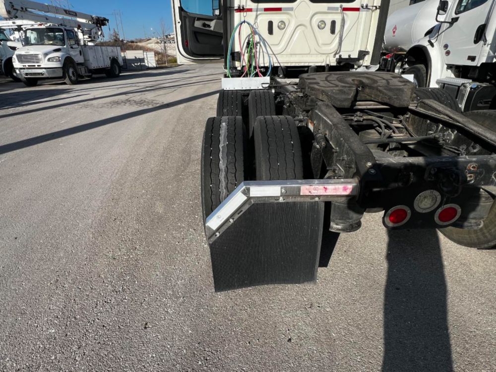 2019 Freightliner Cascadia Tandem Day Cab Tractor