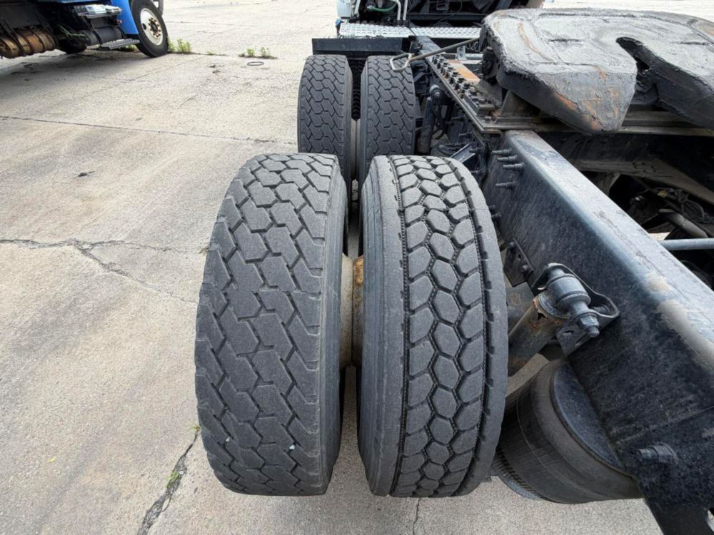 2015 Volvo VNL64T Tandem Axle Day Cab