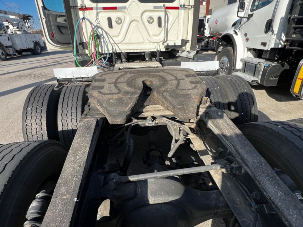 2019 Freightliner Cascadia Tandem Day Cab Tractor