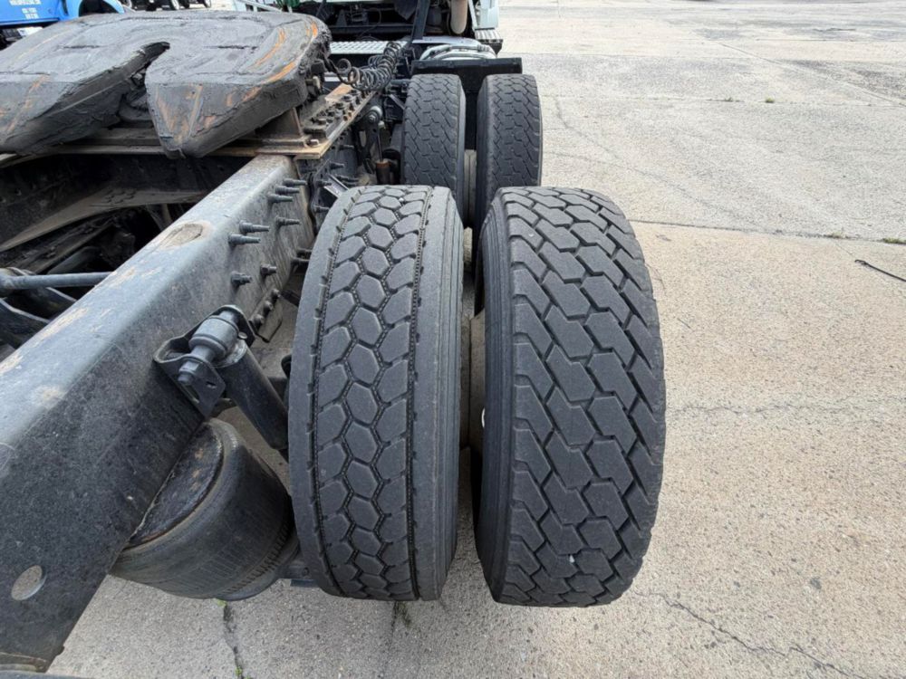 2015 Volvo VNL64T Tandem Axle Day Cab