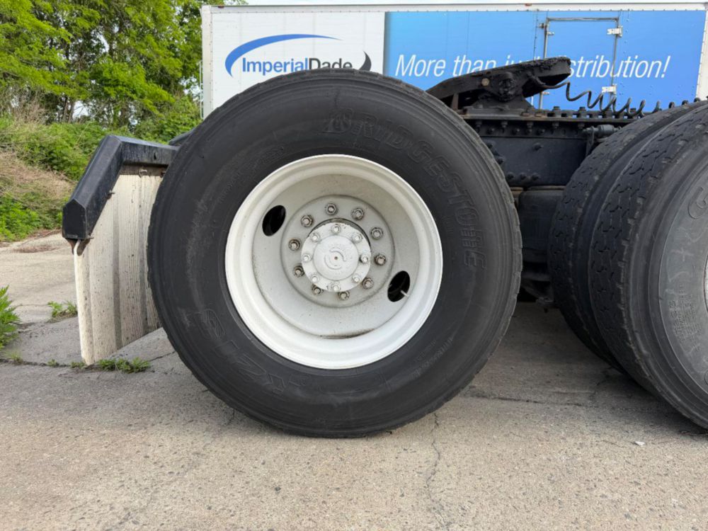 2015 Volvo VNL64T Tandem Axle Day Cab