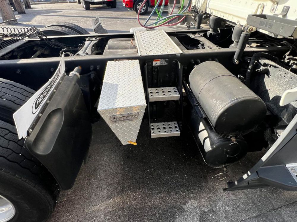 2019 Freightliner Cascadia Tandem Day Cab Tractor