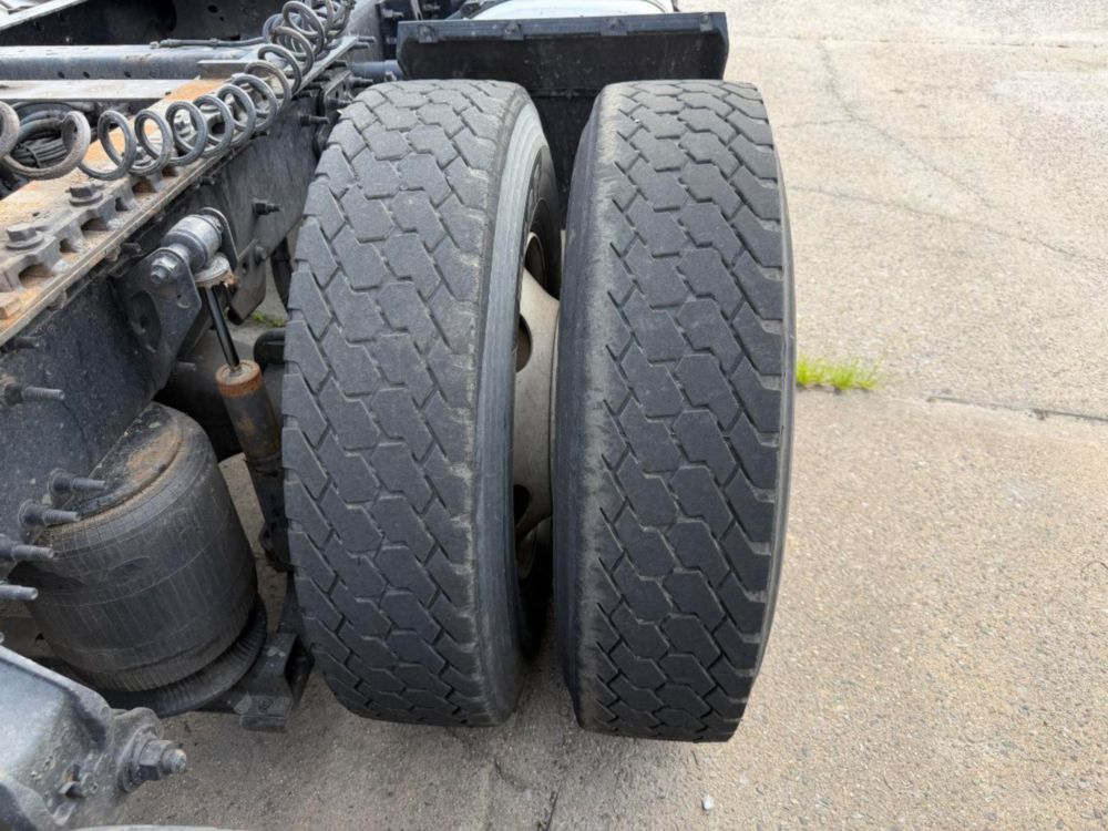 2015 Volvo VNL64T Tandem Axle Day Cab