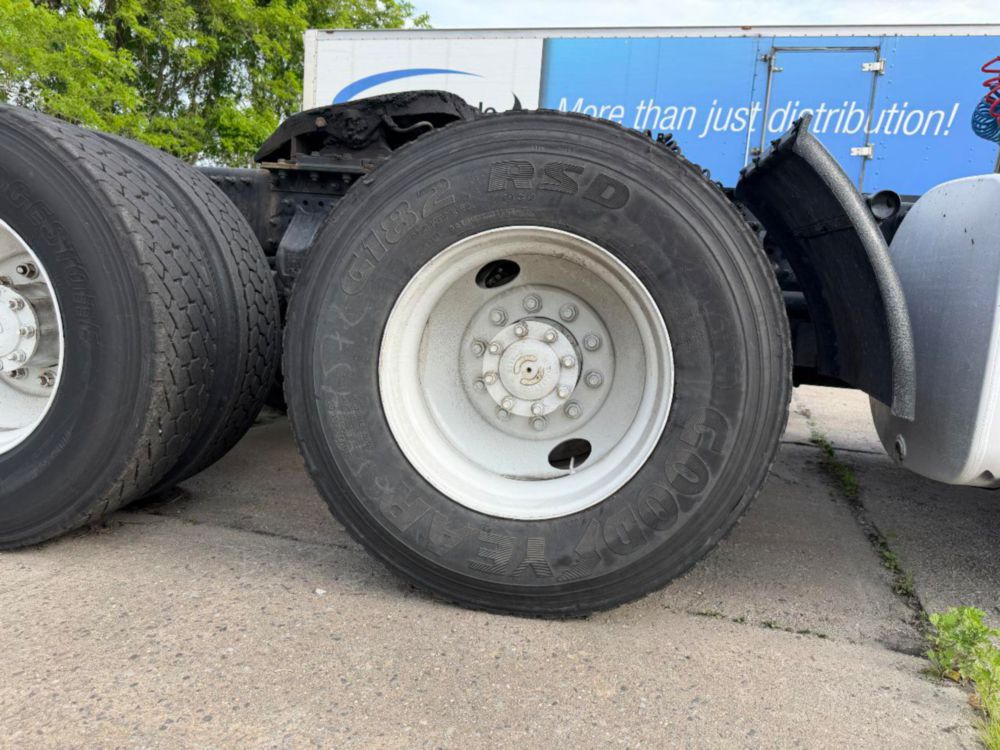 2015 Volvo VNL64T Tandem Axle Day Cab