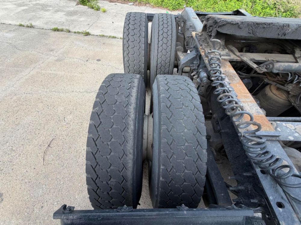 2015 Volvo VNL64T Tandem Axle Day Cab
