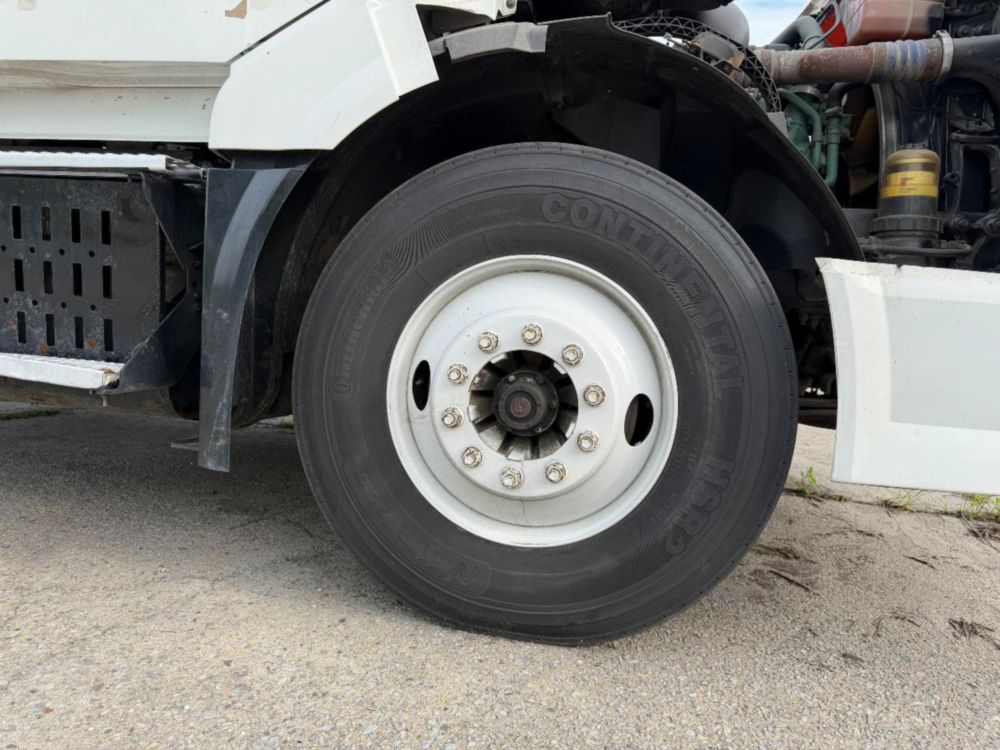2015 Volvo VNL64T Tandem Axle Day Cab