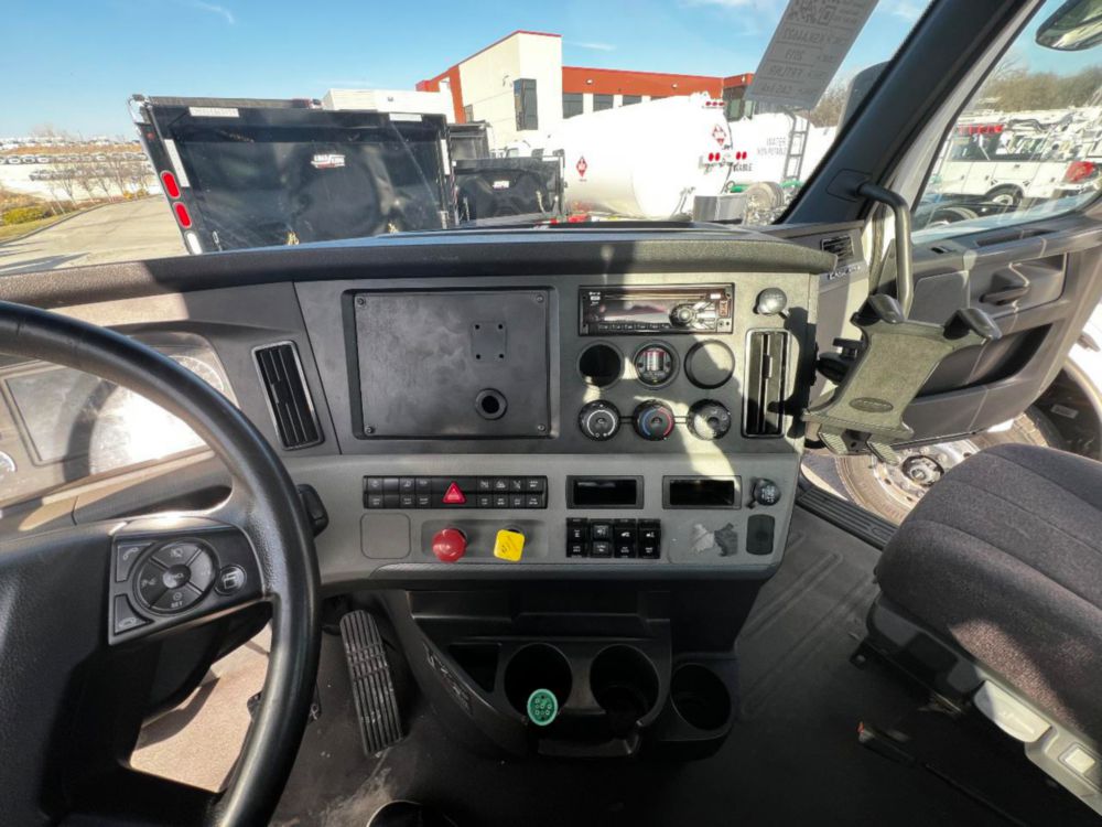 2019 Freightliner Cascadia Tandem Day Cab Tractor