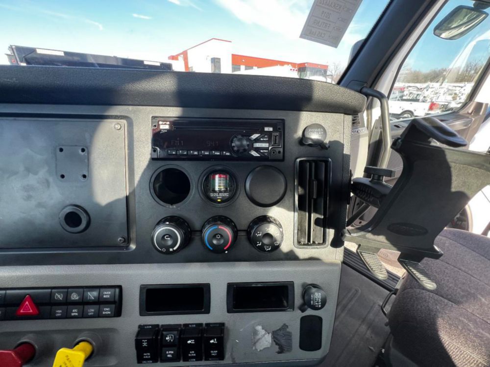 2019 Freightliner Cascadia Tandem Day Cab Tractor