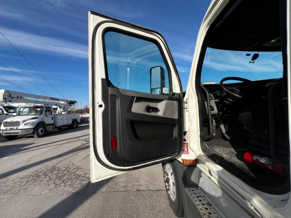 2019 Freightliner Cascadia Tandem Day Cab Tractor