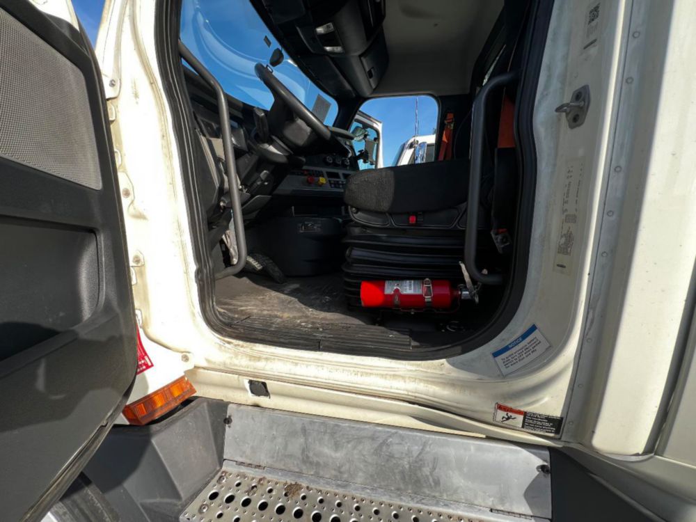 2019 Freightliner Cascadia Tandem Day Cab Tractor