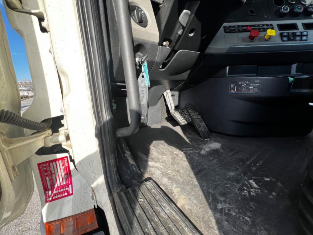 2019 Freightliner Cascadia Tandem Day Cab Tractor