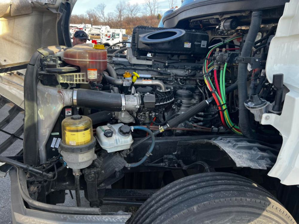 2019 Freightliner Cascadia Tandem Day Cab Tractor