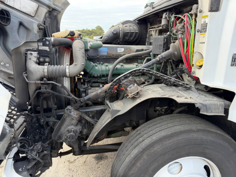 2015 Volvo VNL64T Tandem Axle Day Cab