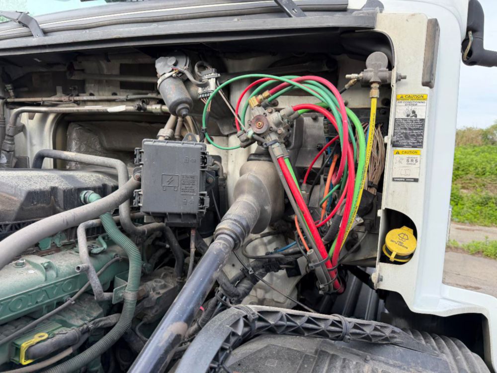2015 Volvo VNL64T Tandem Axle Day Cab