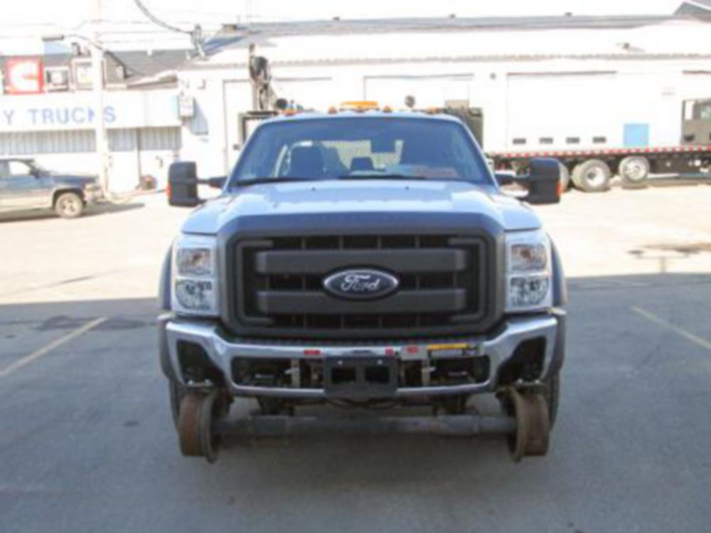 Medium-Duty Liftgate Hi-Rail Flatbed Truck