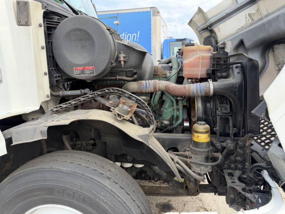 2015 Volvo VNL64T Tandem Axle Day Cab