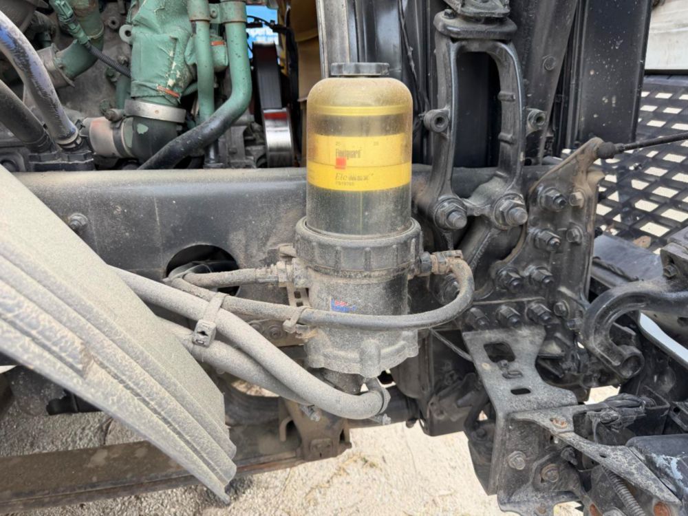 2015 Volvo VNL64T Tandem Axle Day Cab