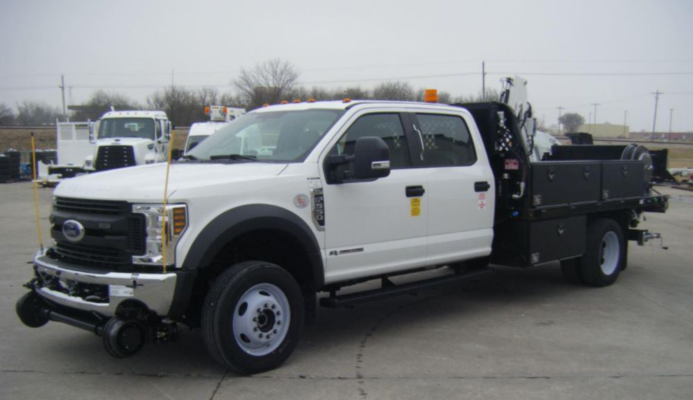 Medium-Duty Liftgate Hi-Rail Flatbed Truck