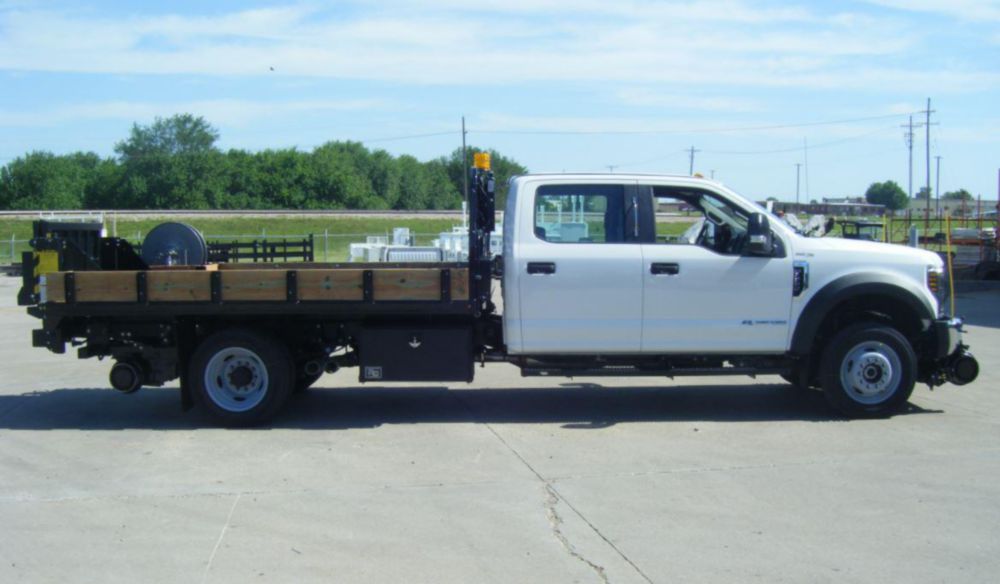 Medium-Duty Liftgate Hi-Rail Flatbed Truck