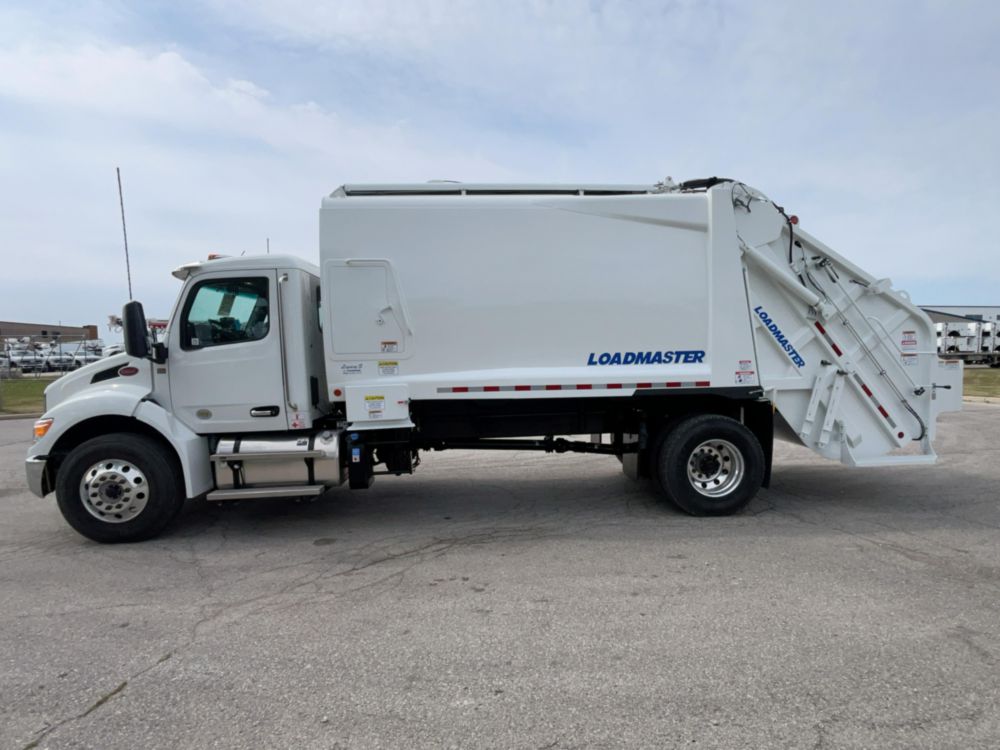 2026 Peterbilt 537 4x2 Loadmaster LEGACY3 20YD REAR LOADER SHORT Rear Loader Truck