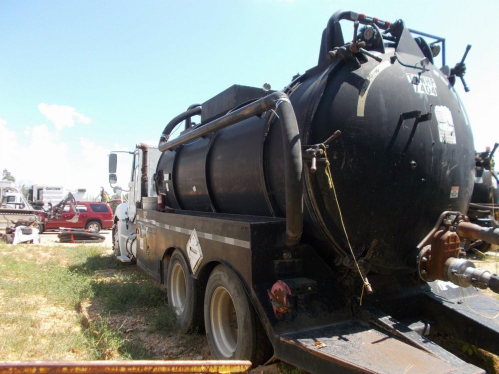 2006 Tandem UNK 700 bbl Vacuum Truck