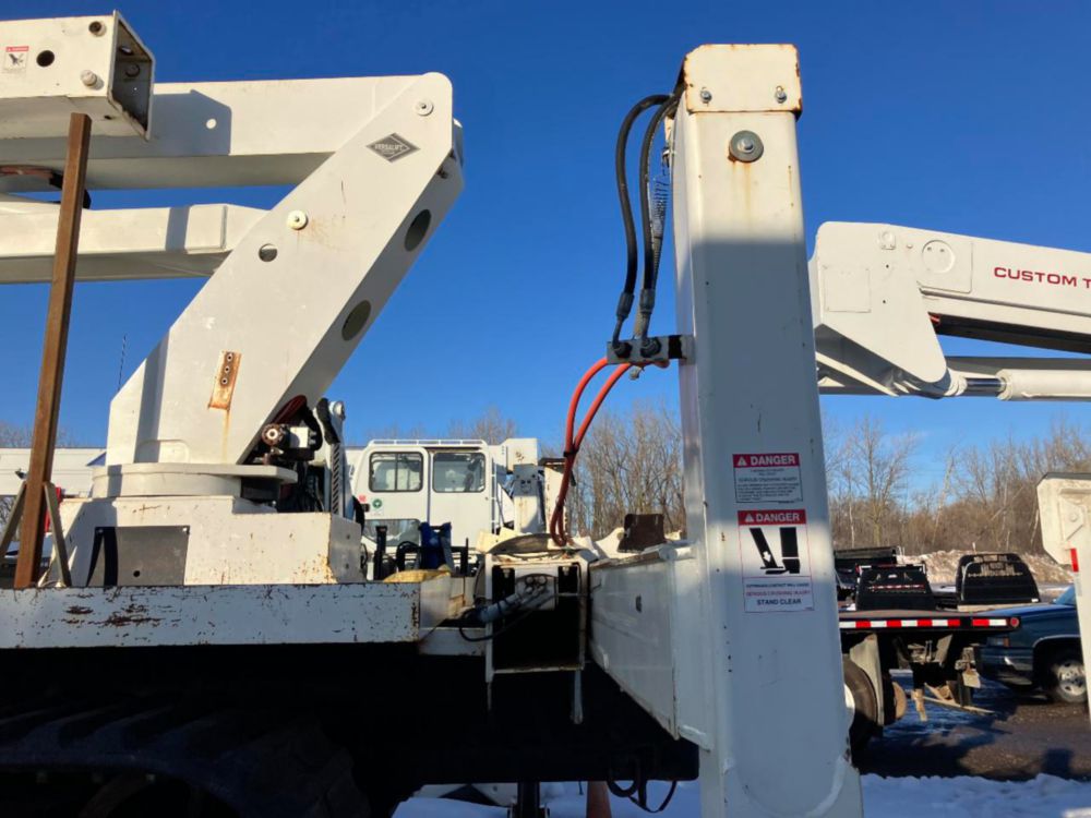 2016 CTRAC-8000 Tracked Versalift VST-9500-I Bucket