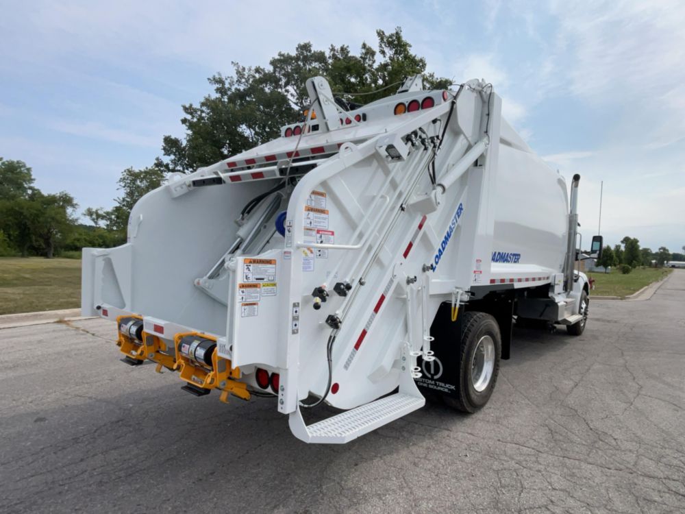 2026 Peterbilt 537 4x2 Loadmaster LEGACY3 20YD REAR LOADER SHORT Rear Loader Truck