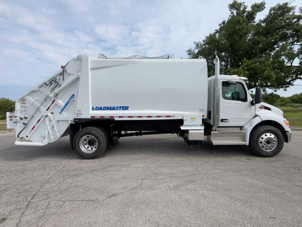 2026 Peterbilt 537 4x2 Loadmaster LEGACY3 20YD REAR LOADER SHORT Rear Loader Truck