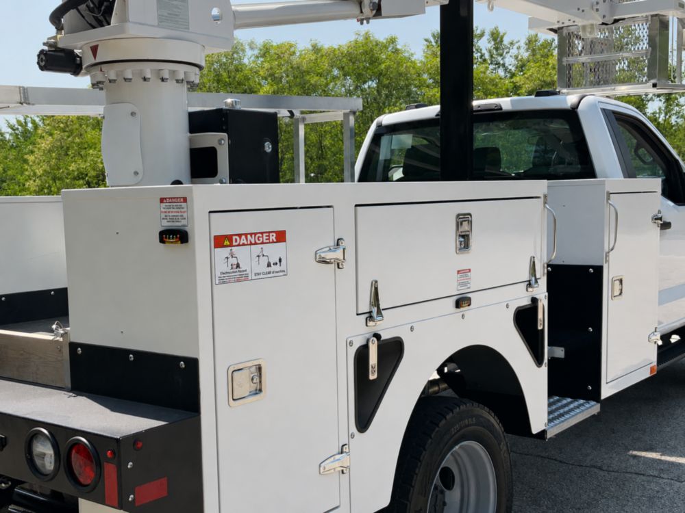 2025 Ford F550 4x4 Posi+ 700-40 Cable Placer Truck